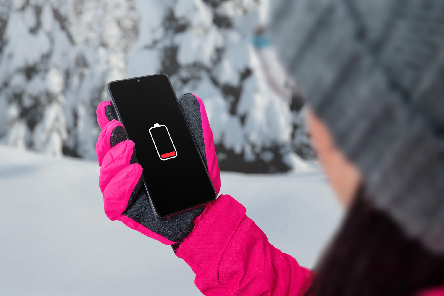 Chica sosteniendo un teléfono con poca batería