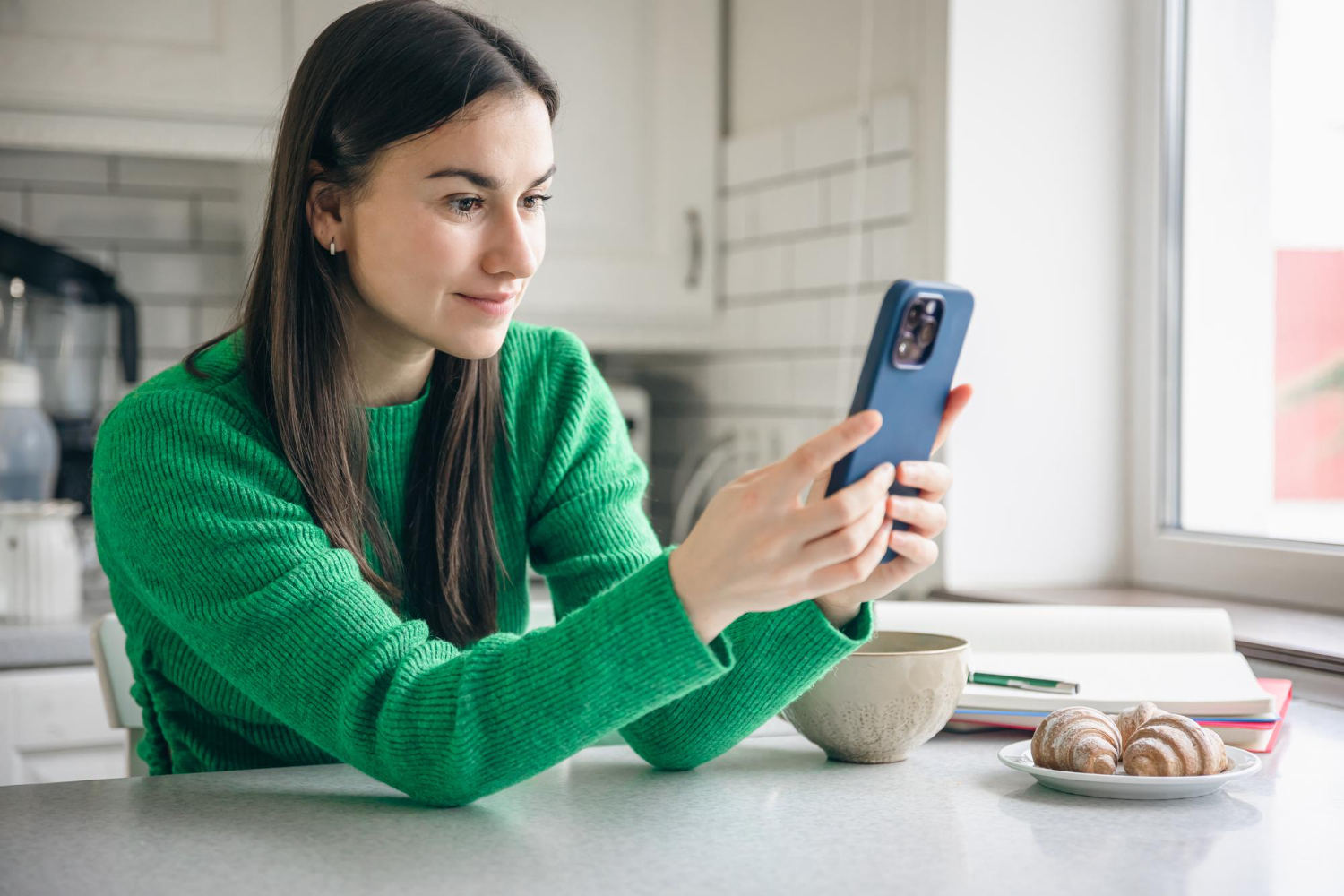 chica con teléfono inteligente